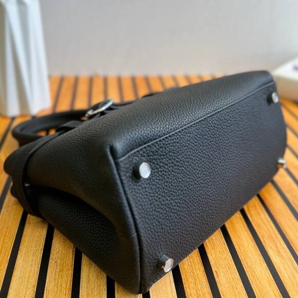 Luxe Majestique – The Ultimate Leather Handbag with Elegance & Functionality - Picture 8 of 15